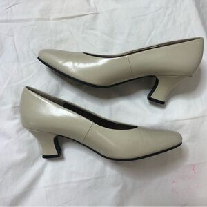 Hush Puppies Cream/Bone pumps shoes 9-1/2 Narrow